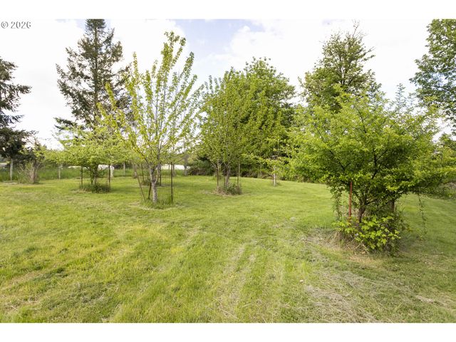 14516 LIVESAY Rd, Oregon City, OR 97045