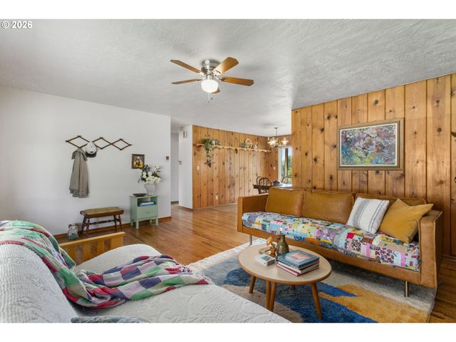 14516 LIVESAY Rd, Oregon City, OR 97045