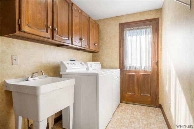 4660 Oakwood Lane, Clarence, NY 14031