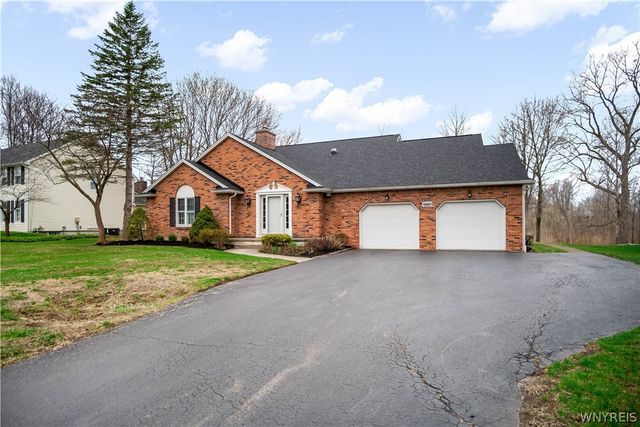 4660 Oakwood Lane, Clarence, NY 14031