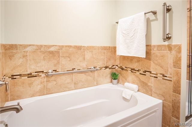 4660 Oakwood Lane, Clarence, NY 14031