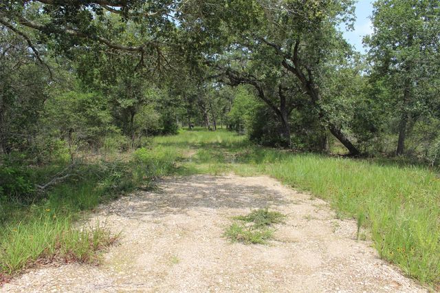 479 Private 1581 Drive, Hallettsville, TX 77964