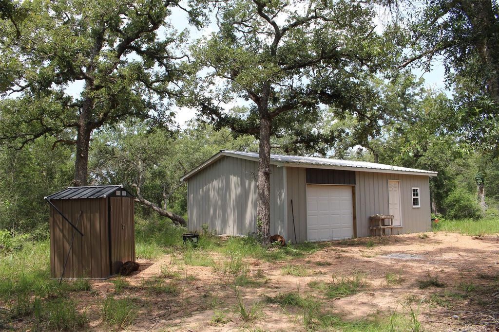 479 Private 1581 Drive, Hallettsville, TX 77964