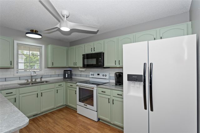 2519 Grand River Drive, Des Moines, IA 50320