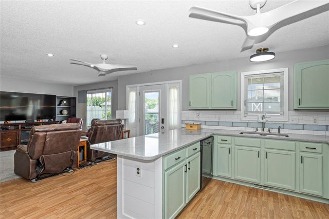 2519 Grand River Drive, Des Moines, IA 50320