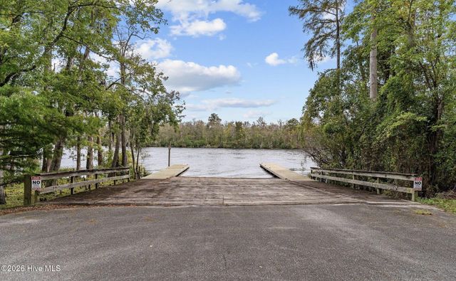 122 Spring Chase Lane, Rocky Point, NC 28457