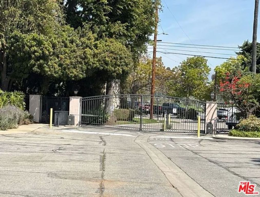 245 S Barrington Avenue D1, Los Angeles, CA 90049