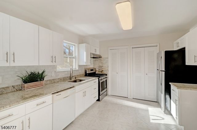 2 Katie Ct, East Hanover Twp., NJ 07936