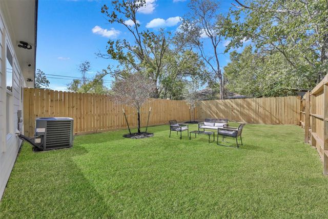 211 S 5th Street B, Conroe, TX 77301