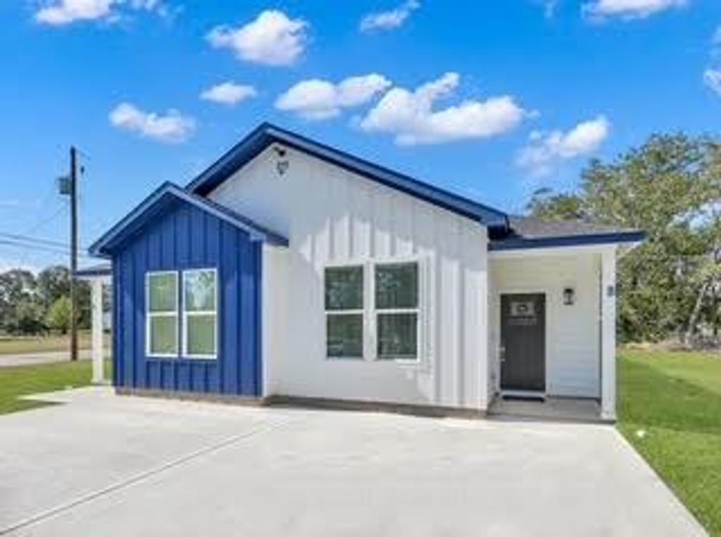 211 S 5th Street B, Conroe, TX 77301