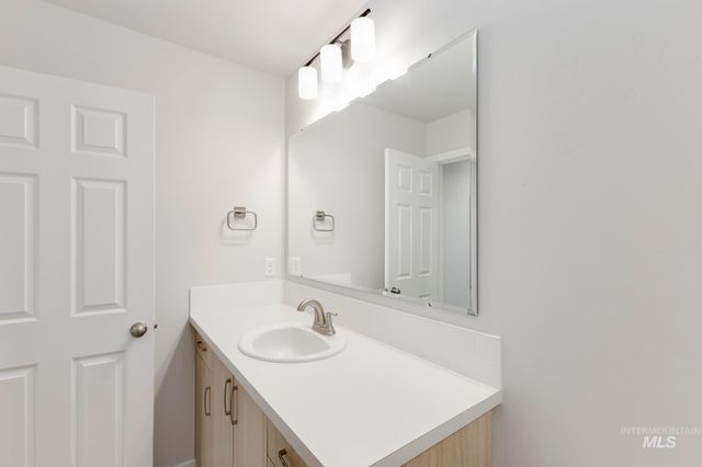7115 E Marble Springs Dr, Nampa, ID 83687