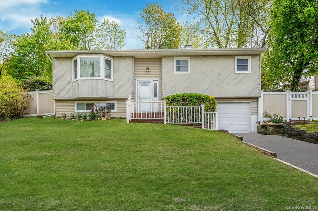 8 Gaymor Lane, Farmingville, NY 11738