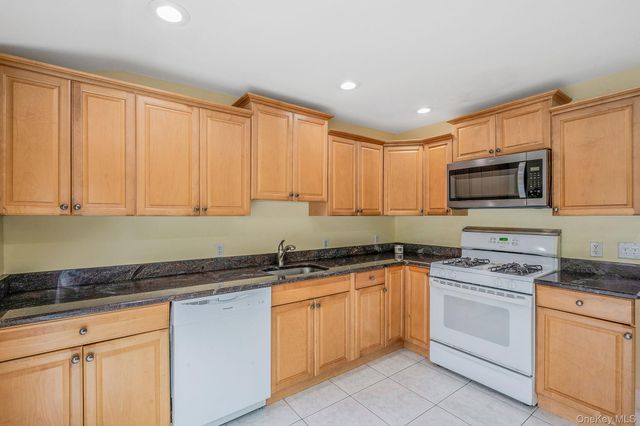 8 Gaymor Lane, Farmingville, NY 11738