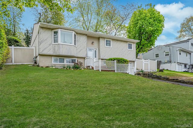 8 Gaymor Lane, Farmingville, NY 11738