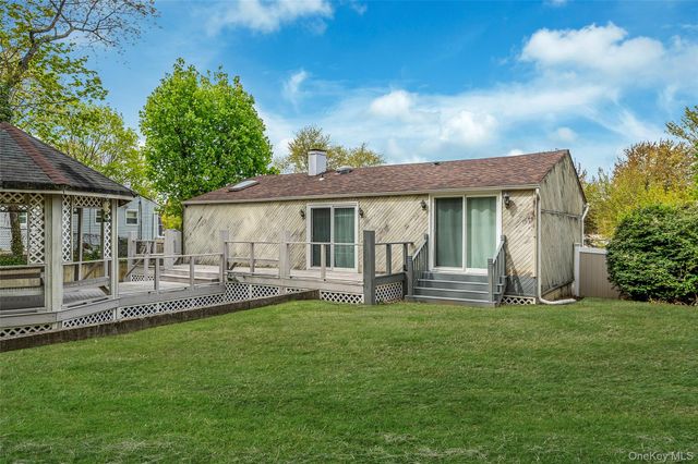 8 Gaymor Lane, Farmingville, NY 11738