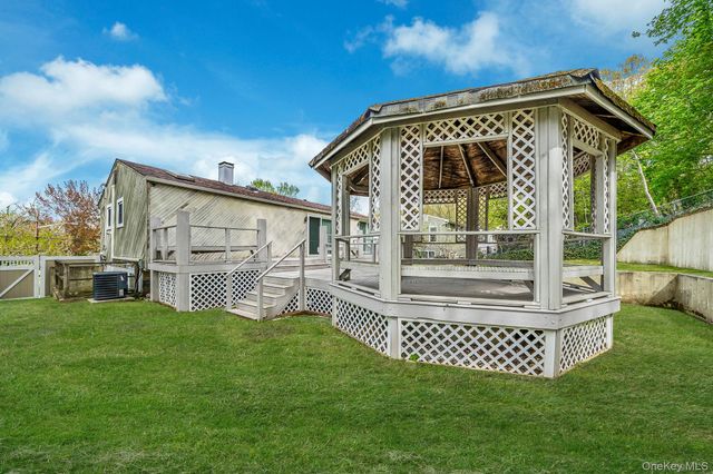 8 Gaymor Lane, Farmingville, NY 11738