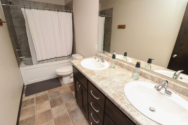 912 30th Avenue W, West Fargo, ND 58078