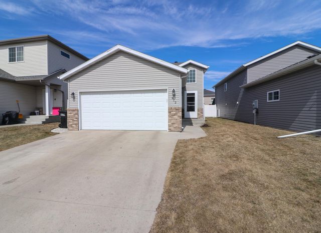 912 30th Avenue W, West Fargo, ND 58078