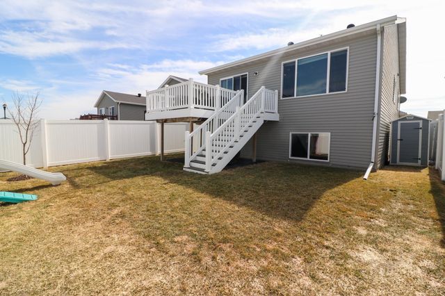 912 30th Avenue W, West Fargo, ND 58078