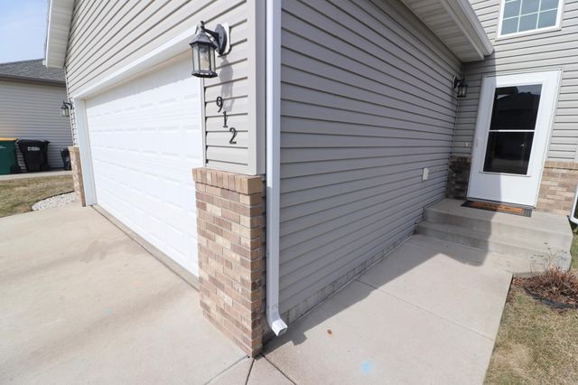 912 30th Avenue W, West Fargo, ND 58078