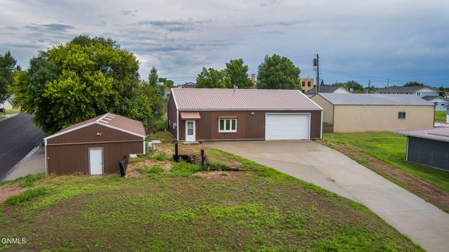 412 Sampson Avenue W, Linton, ND 58552 property photo