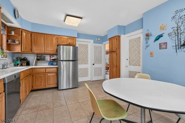 132 Hillside Rd, Elizabeth City, NJ 07208