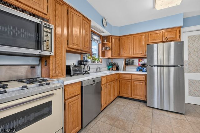 132 Hillside Rd, Elizabeth City, NJ 07208