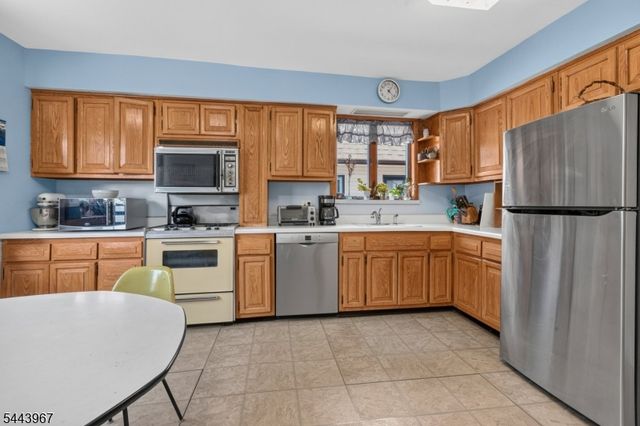 132 Hillside Rd, Elizabeth City, NJ 07208