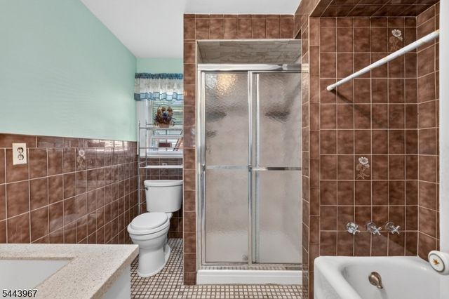 132 Hillside Rd, Elizabeth City, NJ 07208