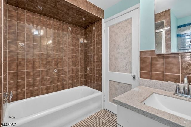 132 Hillside Rd, Elizabeth City, NJ 07208