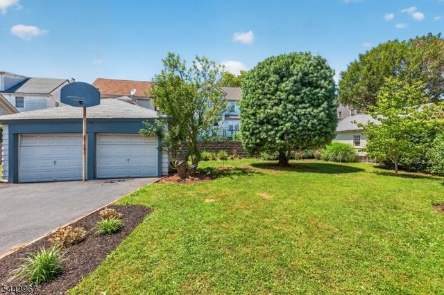 132 Hillside Rd, Elizabeth City, NJ 07208