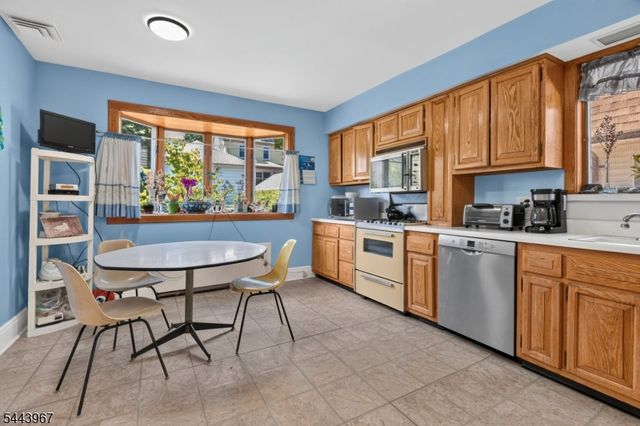 132 Hillside Rd, Elizabeth City, NJ 07208