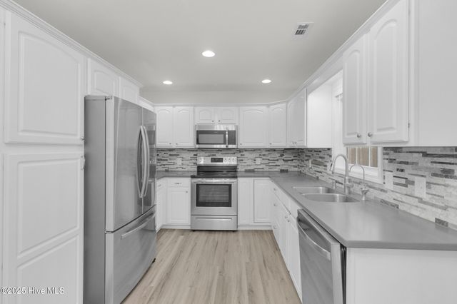 204 Two Oaks Court, Newport, NC 28570