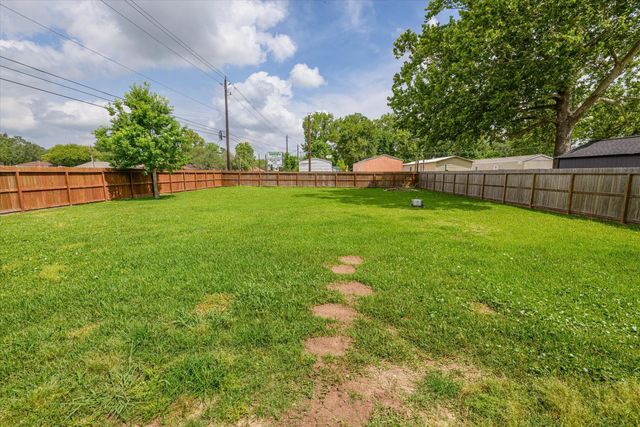 12326 11th Street, Santa Fe, TX 77510