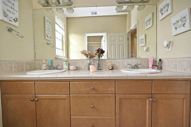 4793 N Emerald Peak Drive, Clovis, CA 93619