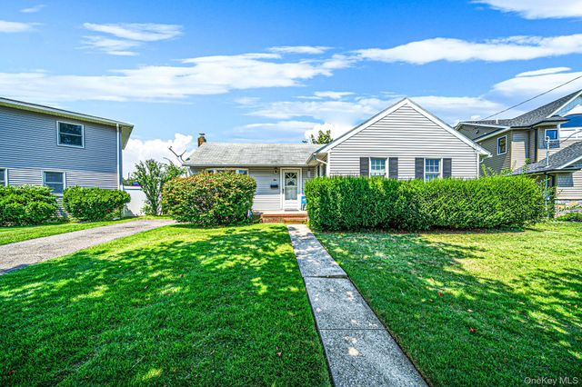 1 Bradish Lane, Babylon, NY 11702