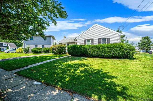 1 Bradish Lane, Babylon, NY 11702