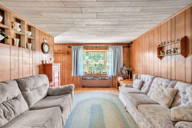 1 Bradish Lane, Babylon, NY 11702
