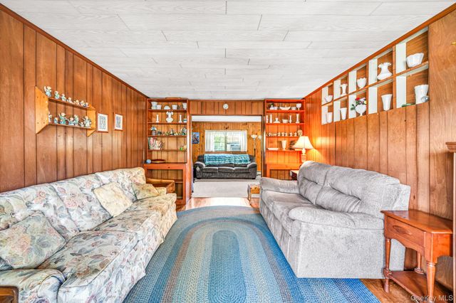 1 Bradish Lane, Babylon, NY 11702