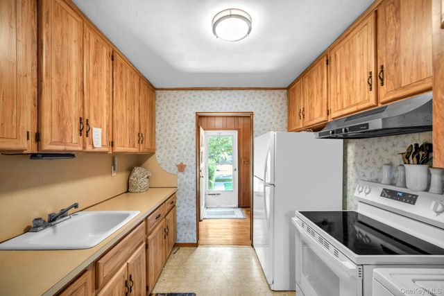 1 Bradish Lane, Babylon, NY 11702