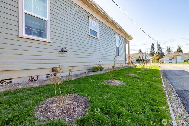 625 E Hazel Avenue, Burlington, WA 98233