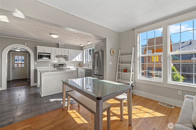 625 E Hazel Avenue, Burlington, WA 98233