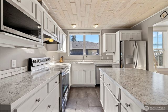 625 E Hazel Avenue, Burlington, WA 98233