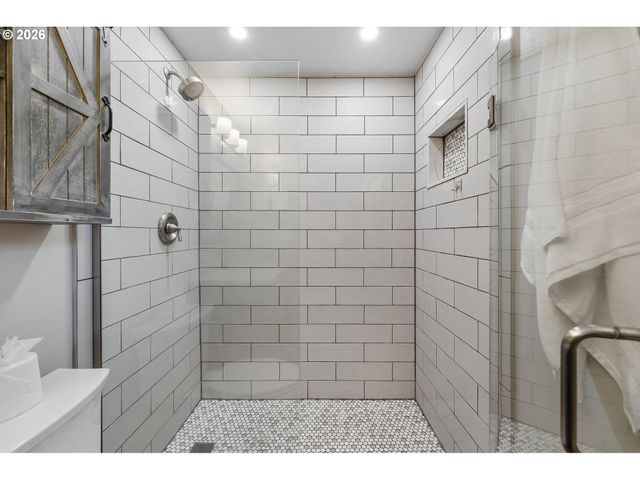 8370 Sw 74TH Ave, Portland, OR 97223