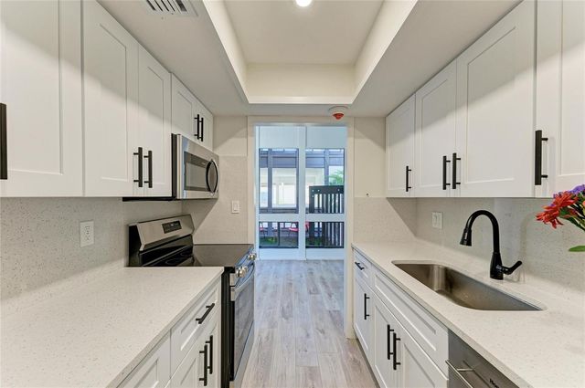 800 S BLVD OF THE PRESIDENTS 9, Sarasota, FL 34236