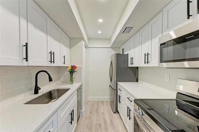 800 S BLVD OF THE PRESIDENTS 9, Sarasota, FL 34236