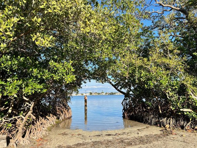 800 S BLVD OF THE PRESIDENTS 9, Sarasota, FL 34236