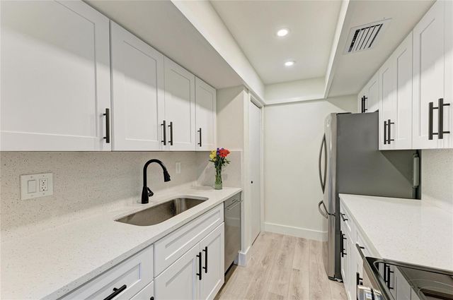 800 S BLVD OF THE PRESIDENTS 9, Sarasota, FL 34236