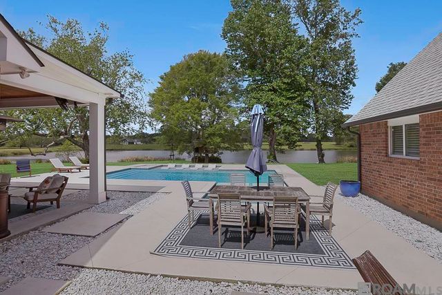5042 Thompson Cove Dr, St Francisville, LA 70775