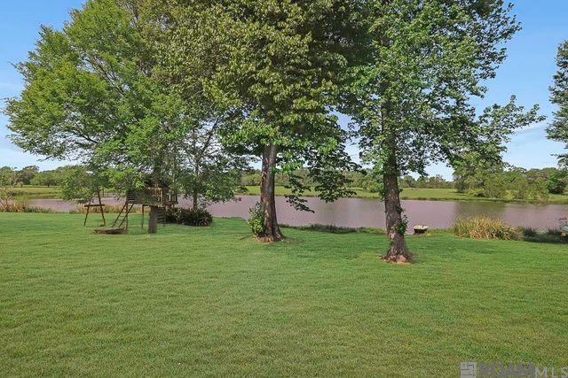 5042 Thompson Cove Dr, St Francisville, LA 70775